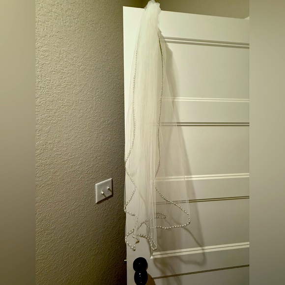 Elegant White Bridal Veil with Beaded Edge - Picture 1 of 3